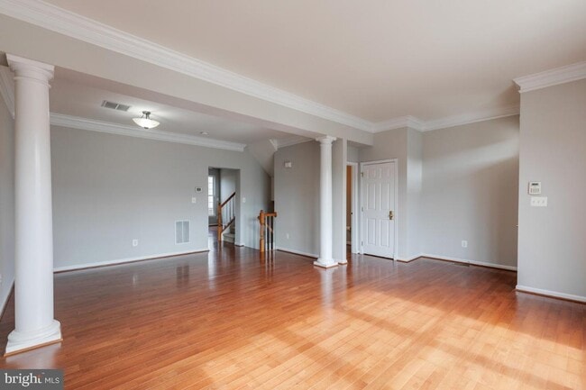 Building Photo - Spacious 3-level townhome with a 2-car garage in the desirable South Riding community.