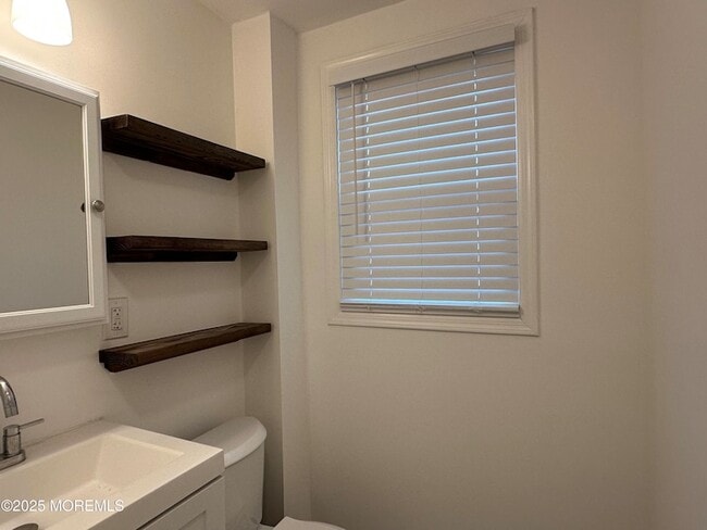 Building Photo - 678 Buttonwood Ave