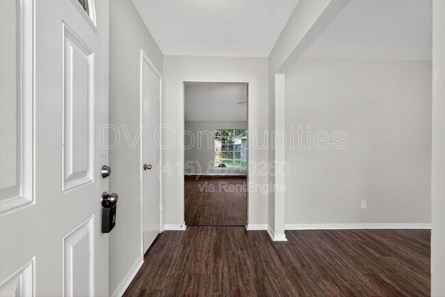 Building Photo - 15707 Lone Tree Dr