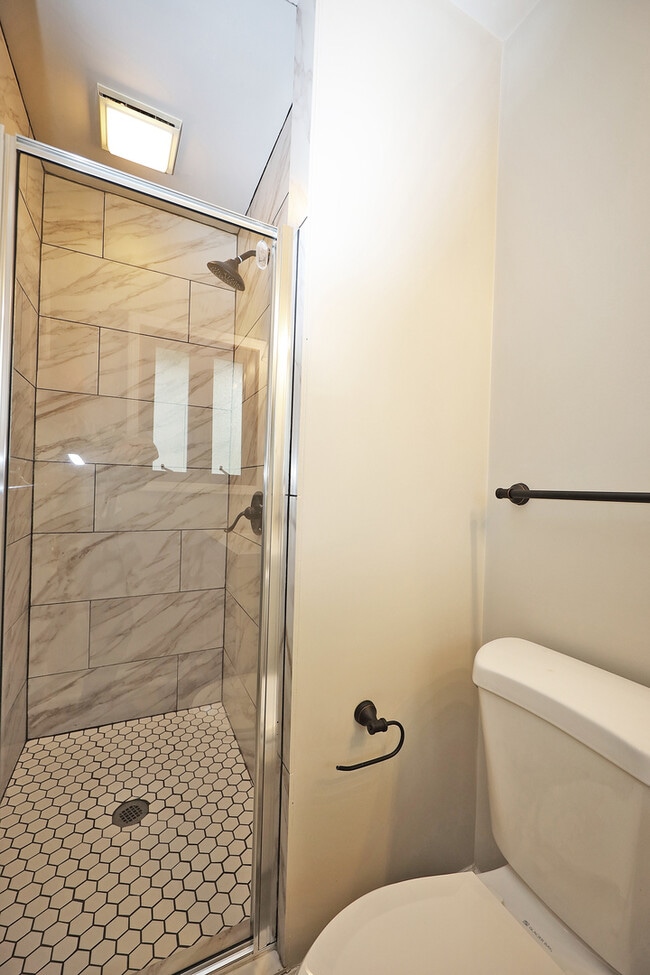 Building Photo - 661 Sycamore Dr