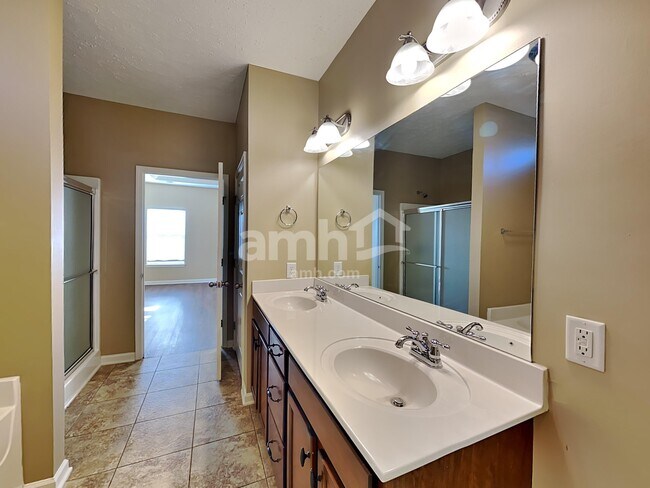 Building Photo - 533 Callie Ave