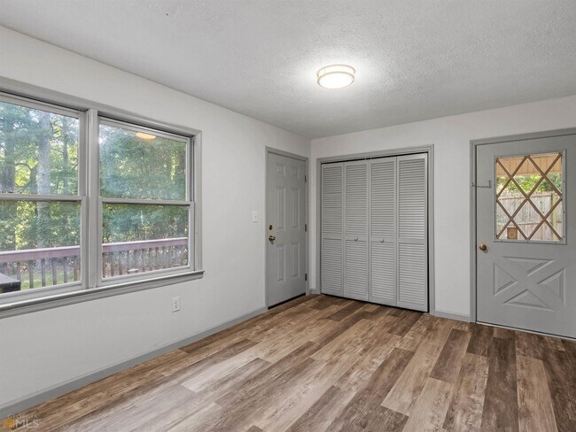 Building Photo - 1999 Hampton Locust Grove Rd