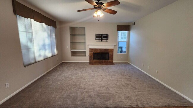 Building Photo - Gorgeous home on the Golf Course in a gated community.