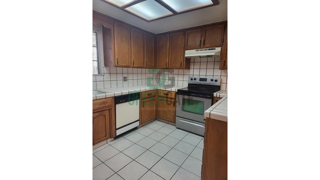 Building Photo - NOW AVAILABLE! Make this spacious 4 bedroo...