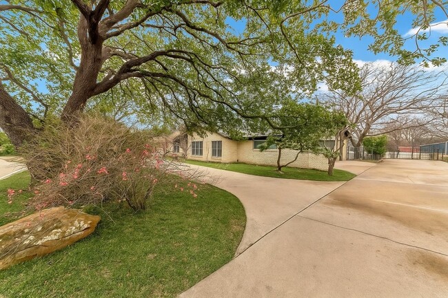 Building Photo - 26 Bounty Rd E