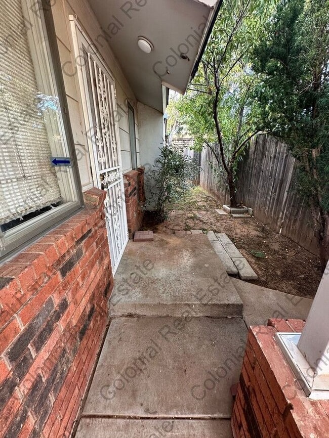 Building Photo - Spacious 2 Bed 2 Bath Duplex, washer/dryer...