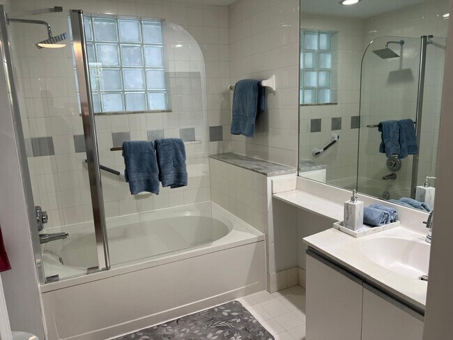 Building Photo - 3205 NE 184th St