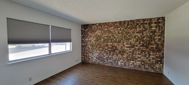 Building Photo - LARGE 2 BEDROOM 3 BATH CONDO IN COLONIAL PARK