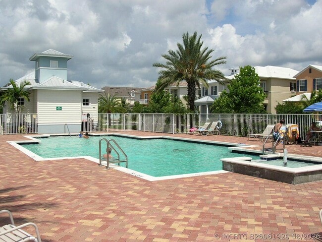 Building Photo - 335 E Thatch Palm Cir