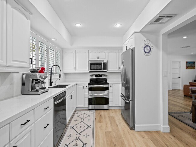 Building Photo - Coastal Elegance Awaits! Stunning 5-Bedroom Home in Prime Fort Lauderdale Location