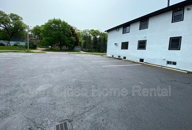 Building Photo - 2081 Hillview Rd