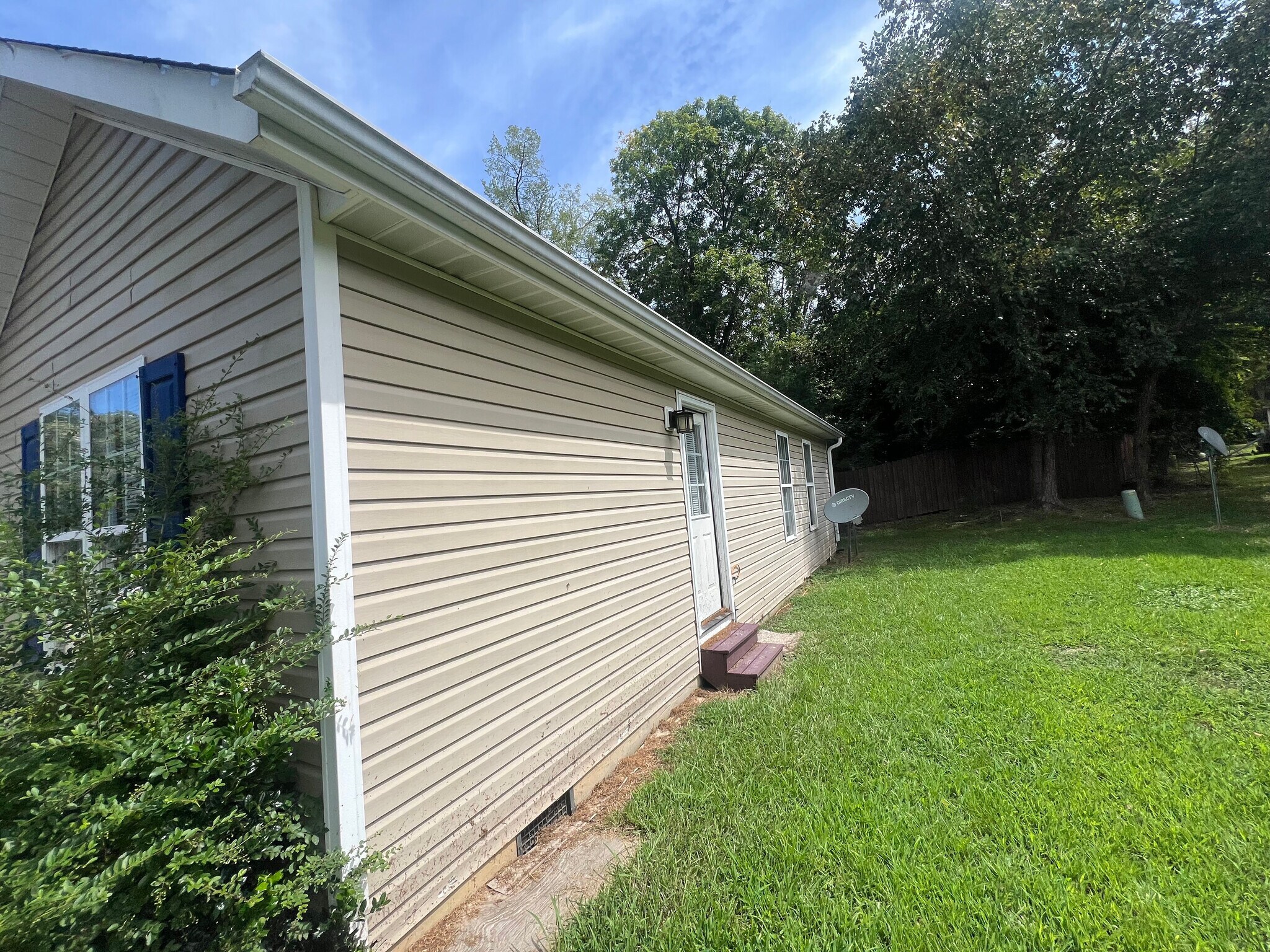 Building Photo - Room in Duplex on Beck St