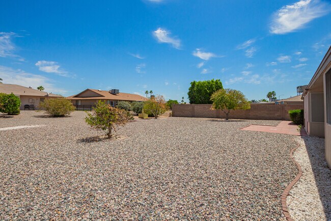 Building Photo - 17615 N Whispering Oaks Dr