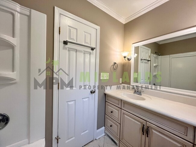 Building Photo - 2728 Holt Dr