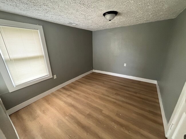 Building Photo - 634 W 14th Ave