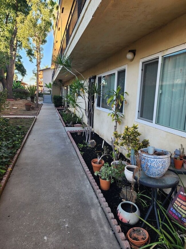 Building Photo - HOLIDAY SPECIAL-1 Month Free !SPACIOUS 2BR/1BA Unit with private Balcony.