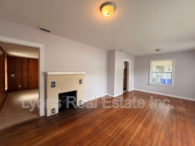 Building Photo - 2114 Dora St