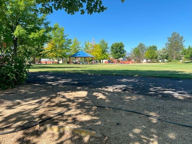 Building Photo - Refreshed Three Bedroom Cold Springs Ho...