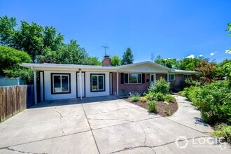 Building Photo - Stunning Single Family Home In Excellent L...