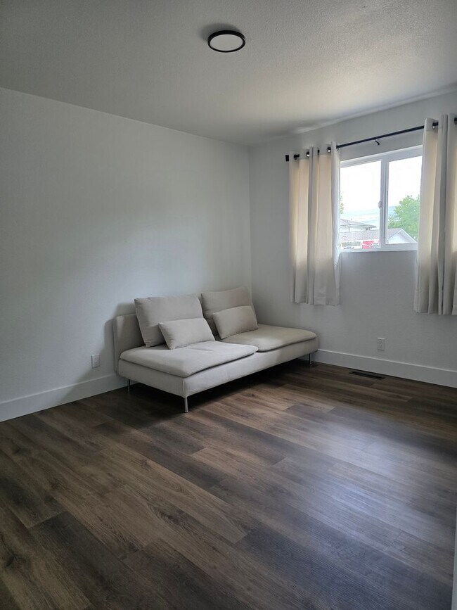 Building Photo - Great Family home in family neighborhood~b...