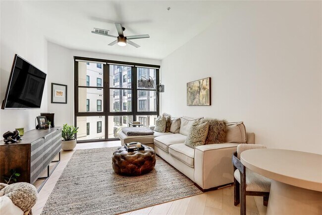 Building Photo - 800 Embassy Dr