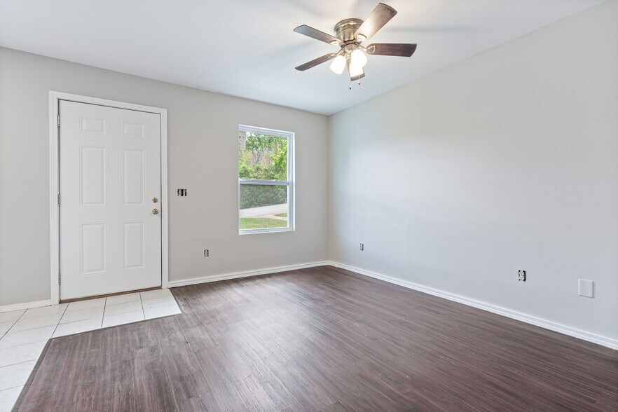 Building Photo - 950 W Eagle St