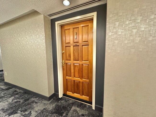Building Photo - ARLINGTON CONDO - Sleek Sophistication Mee...