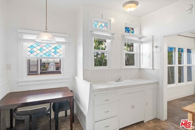 Building Photo - 643 S Detroit St