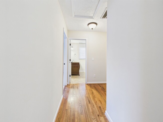 Building Photo - Bright & Spacious 4-Bedroom Home Located i...