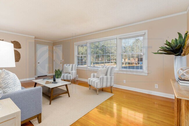 Building Photo - 2532 Parkwood Dr