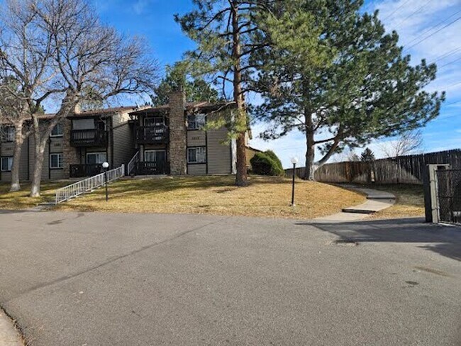 Building Photo - Bright Top-Floor Corner Condo on Powerline Trail – 1 Bed / 1 Bath