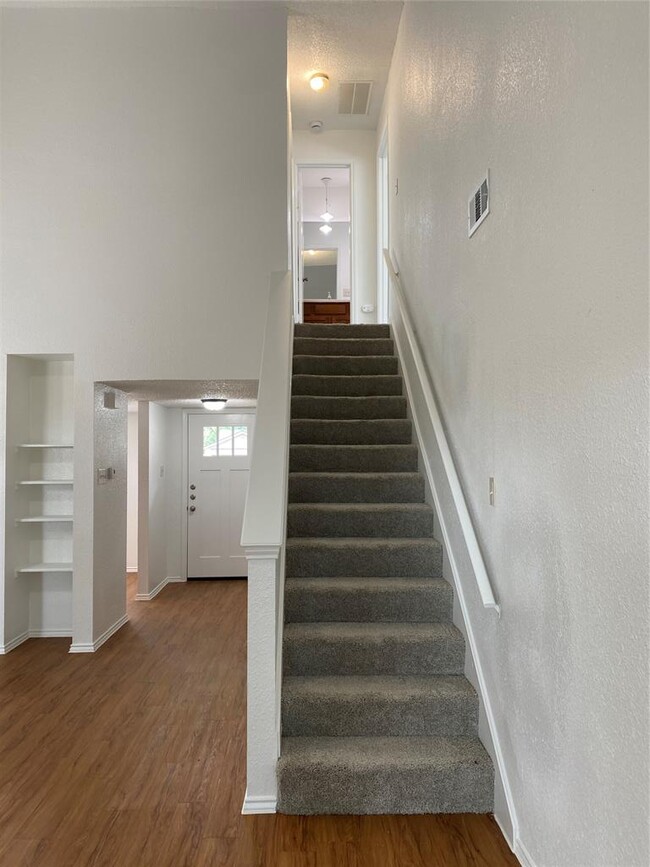 Building Photo - 4001 Alexandria Dr