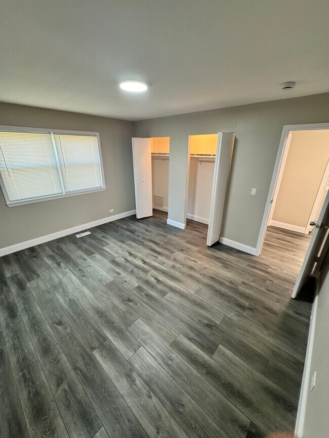 Building Photo - 5556 Allemong Dr