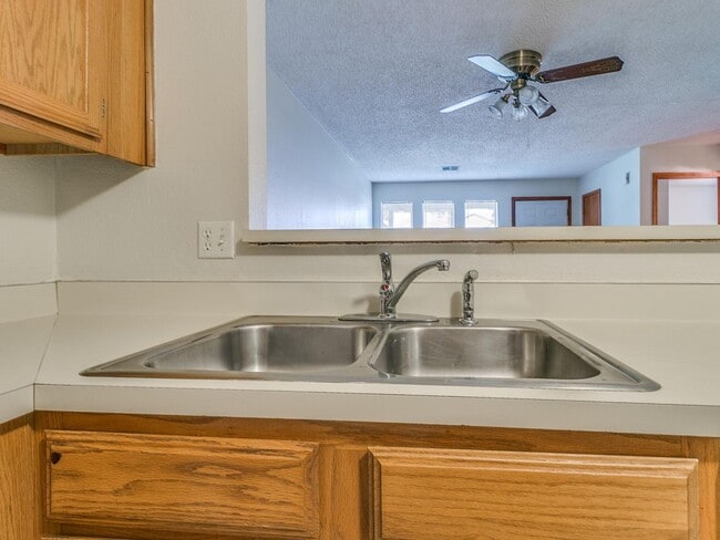 Building Photo - Adorable duplex in Norman