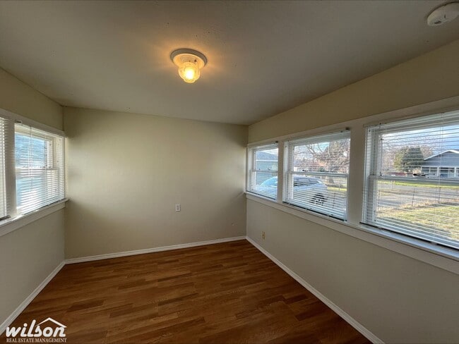 Building Photo - Bright & Spacious 3 bedroom, 1 bath Home for Rent!