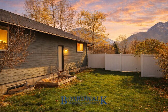 Building Photo - Beautiful 6 Bedroom Home in Sandy!