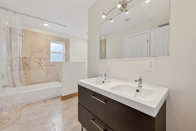 Building Photo - 16117 Singapore Ln