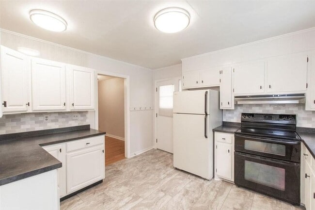 Building Photo - 601 Broce Dr