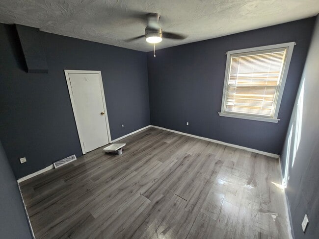 Building Photo - Four Bedroom Two Bathroom House in East Cl...