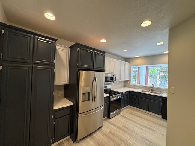 Building Photo - 5 Meadowbrook