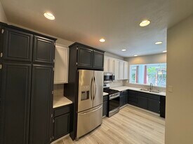 Building Photo - 5 Meadowbrook