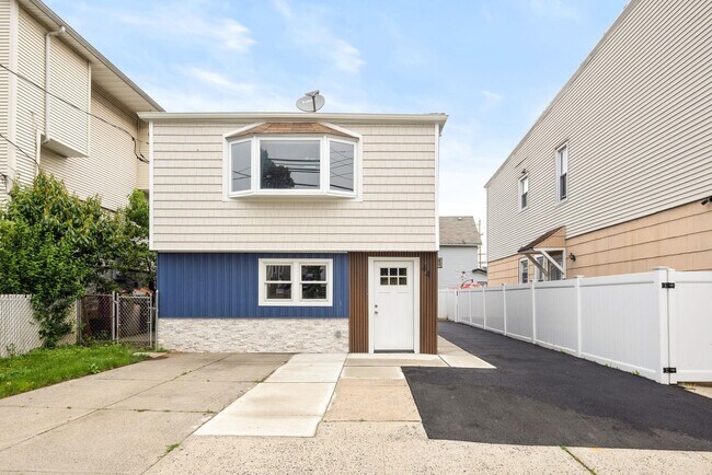Building Photo - 44 Linden St
