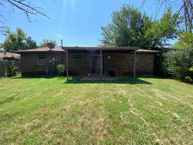 Building Photo - Charming 5 Bedroom House