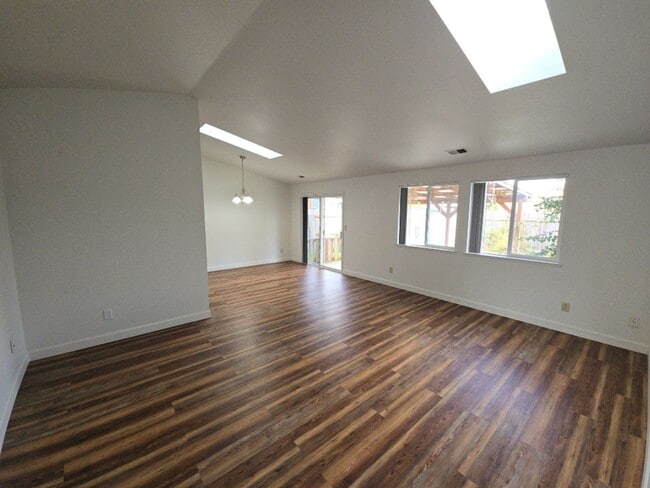 Building Photo - 3BD/2BA McKinleyville home features ample ...