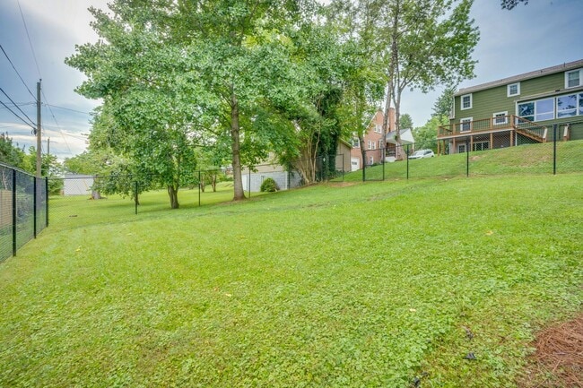 Building Photo - 4 Bedroom / 4 Bath Home for Rent! Kingspor...
