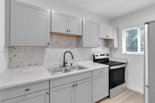 Building Photo - 401 SW 25th Ave