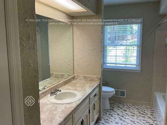 Building Photo - 680 Foxcroft Cir SE