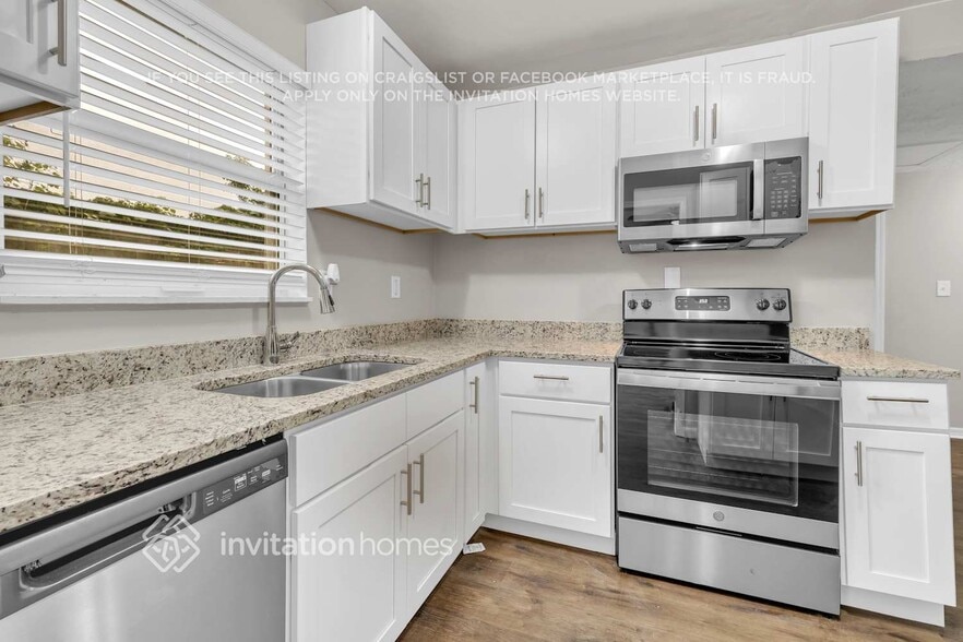 Building Photo - 8061 Delaroche Dr
