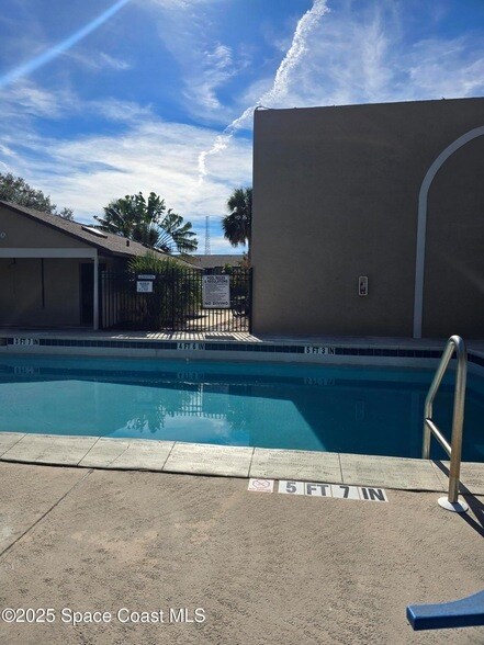 Building Photo - 245 Spring Dr