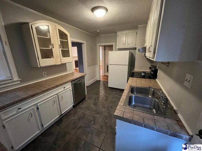 Building Photo - 1008 W Cedar St